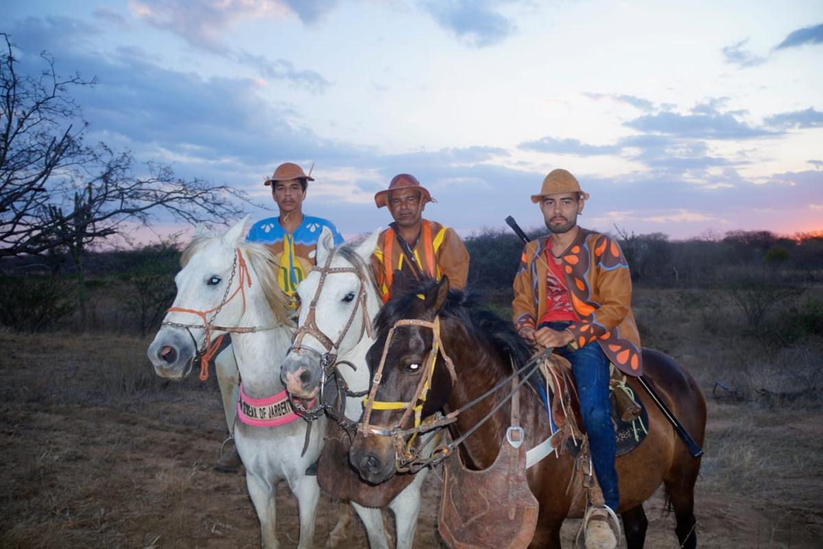 No filme, a situação muda com a chegada dos Cavaleiros da Água, que laçam nuvens para fazer chover (Divulgação)