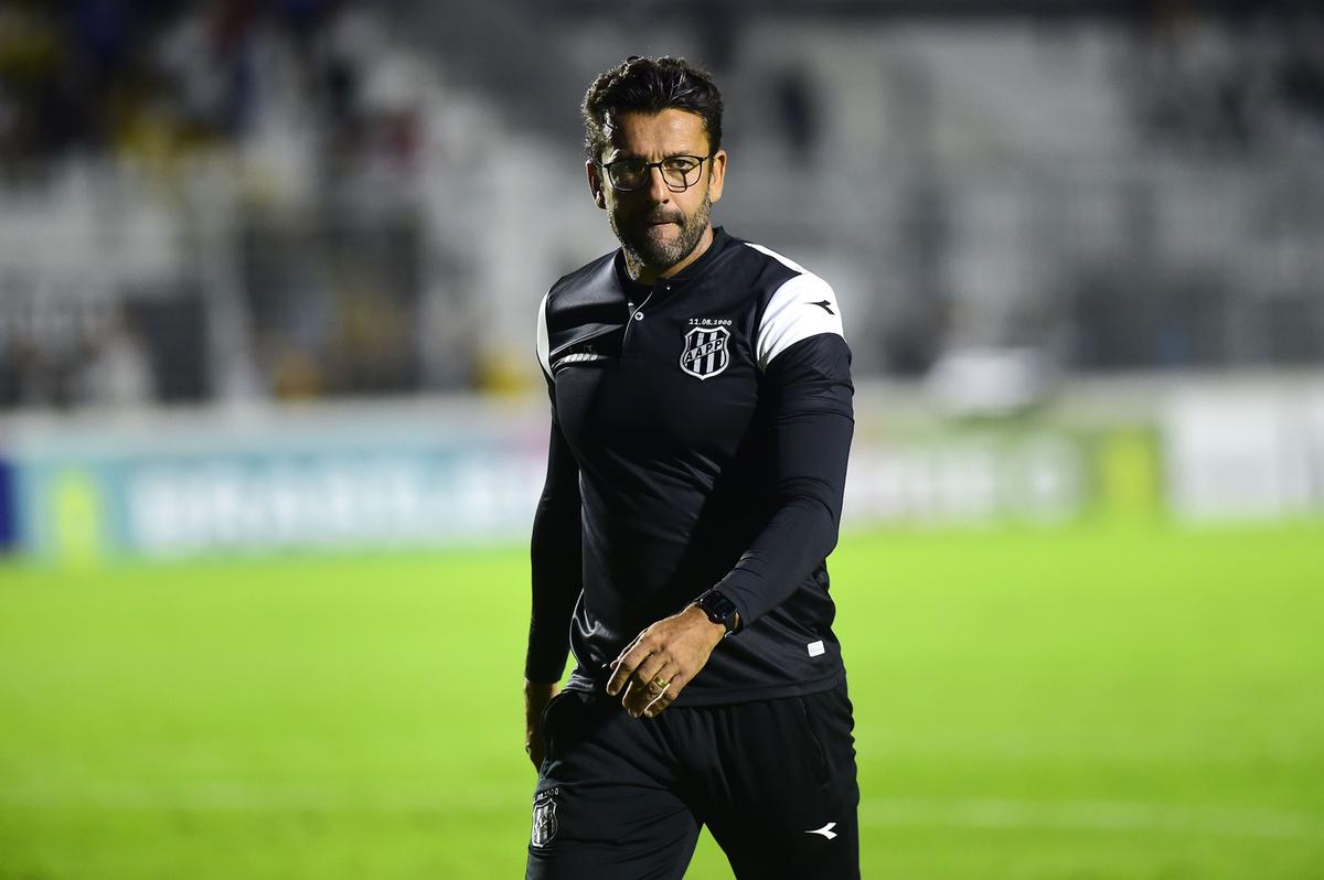 O treinador pontepretano quer mudança de postura no gramado (Marcos Ribolli)