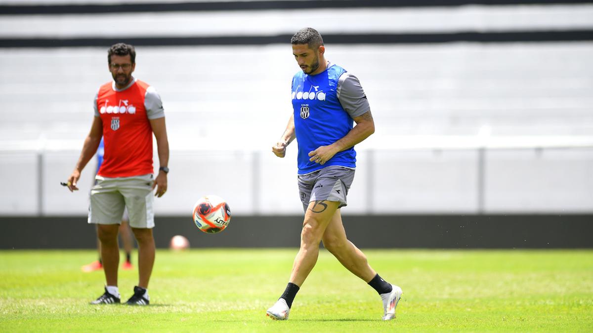 Danilo Barcelos atuou em 17 jogos com a camisa da Macaca neste ano O atacante Bruno Santos, de 28 anos, é o quarto reforço bugrino na janela (Marcos Ribolli)