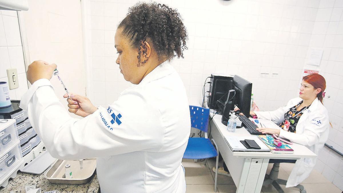 Saúde informou de uma vez as 13 novas mortes por SRAG, causada pelo vírus influenza, e nenhuma das vítimas estava vacinada contra a gripe; imunizantes estão disponíveis para toda a população maior de seis meses nos centros de saúde da cidade, com atenção especial para idosos, gestantes e crianças (Kamá Ribeiro)