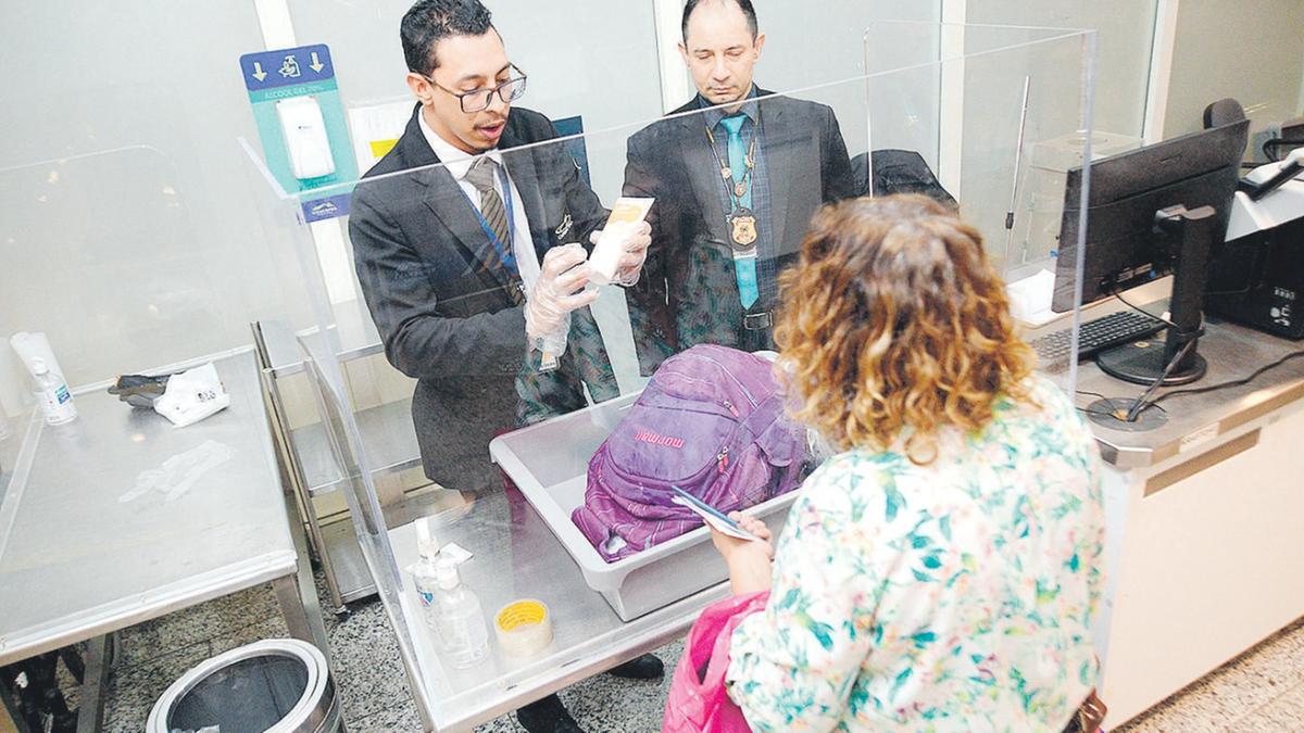 Entre os equipamentos à disposição estão o escâner corporal, raio-X de visão dupla e detector de traços de explosivos e narcóticos (foto); estrutura tecnológica dificulta muito a ação dos traficantes de drogas, segundo análise do diretor-chefe da PF em Campinas, Edson Geraldo de Souza (Alessandro Torres)
