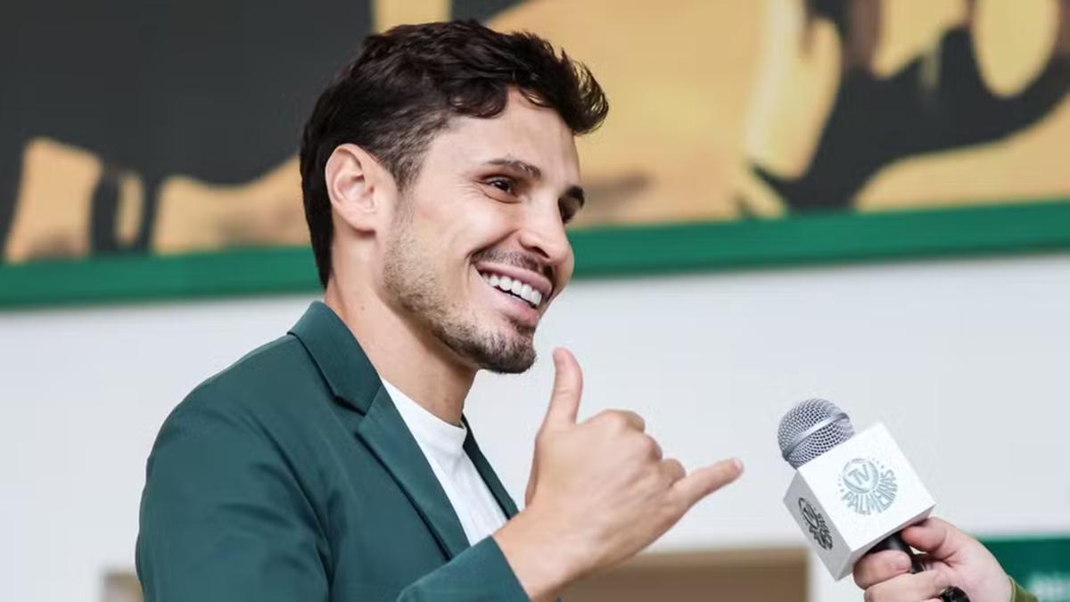Raphael Veiga antes do embarque do Palmeiras para os Estados Unidos (Reprodução / X do Palmeiras)