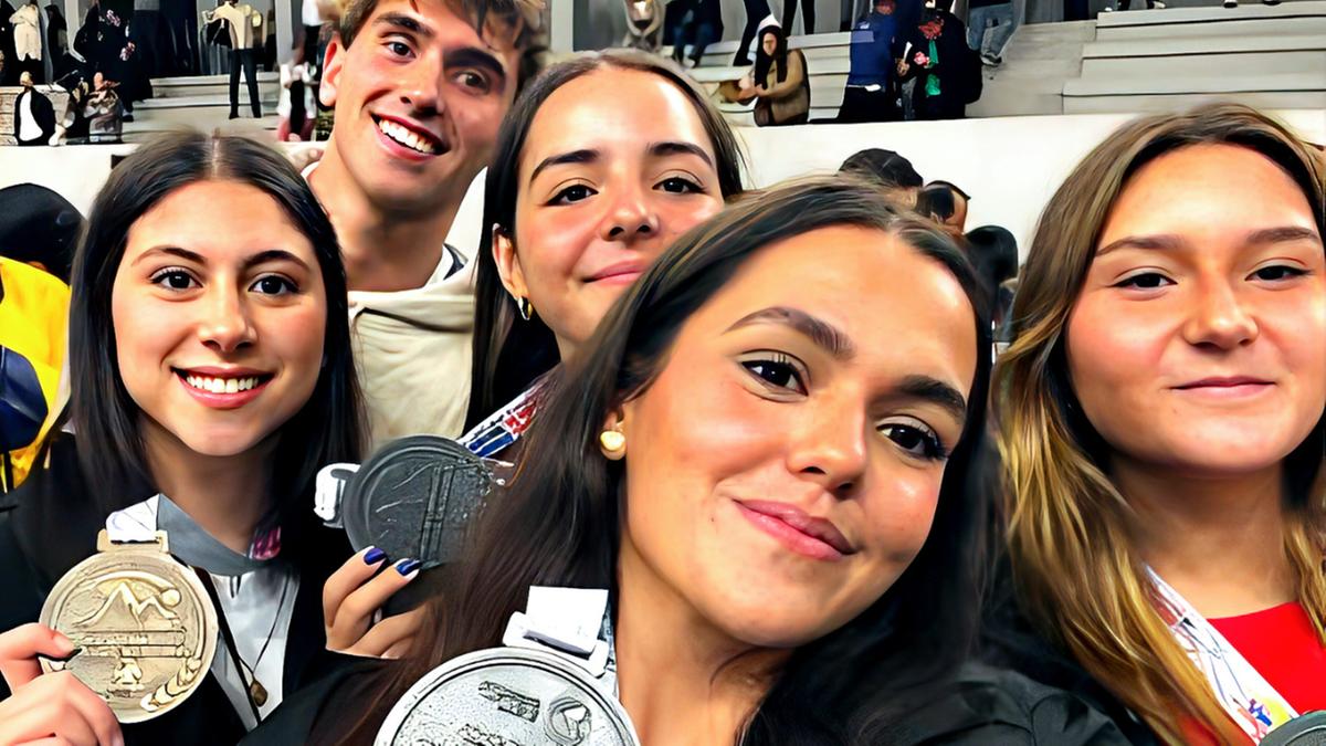 Laura Silva e as medalhas de prata e de bronze conquistadas em Quito, no Sul-Americano Sub-19 (Divulgação)