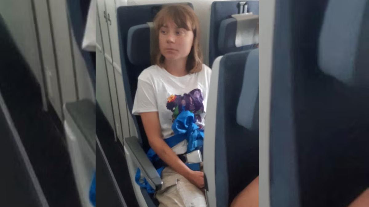 A ativista sueca Greta Thunberg em avião no aeroporto de Tel Aviv, ao ser deportada por Israel para a Suécia, em 10 de junho de 2025 (Ministério de Relações Exteriores de Israel)