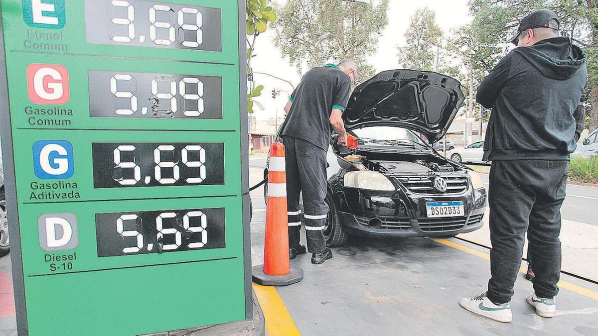 Muitos consumidores aproveitaram os novos preços da gasolina e do etanol para abastecer seus veículos ontem em Campinas, destacando que toda economia é bem-vinda (Rodrigo Zanotto)