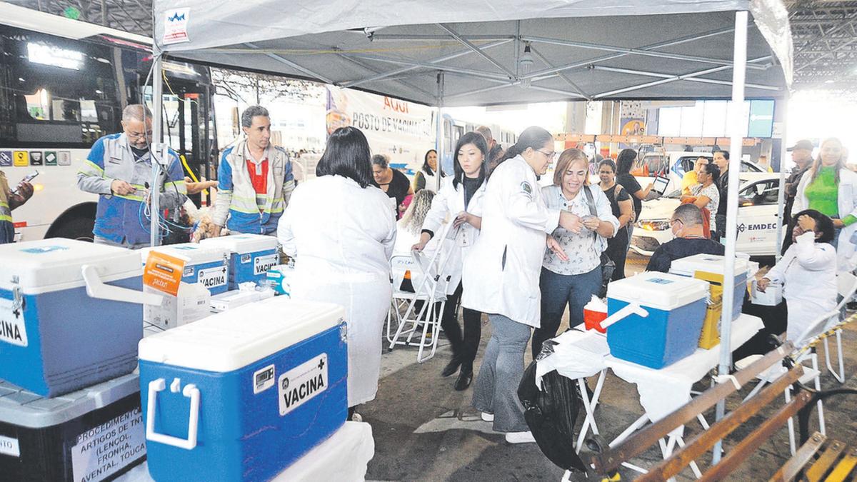 Por volta de 17h, já havia uma fila formada diante do posto de vacinação montado no Terminal Central (Alessandro Torres)