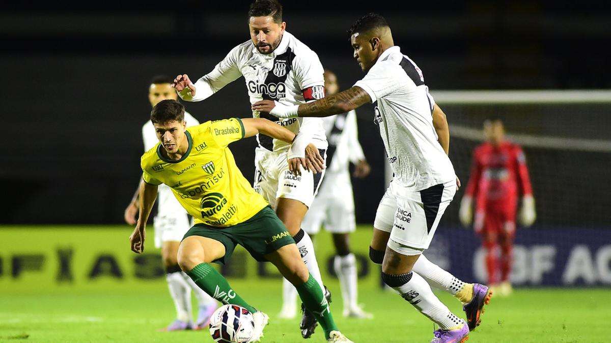 Elvis e Jeh em ação durante a derrota para o Ypiranga-RS, em Campinas (Marcos Ribolli)