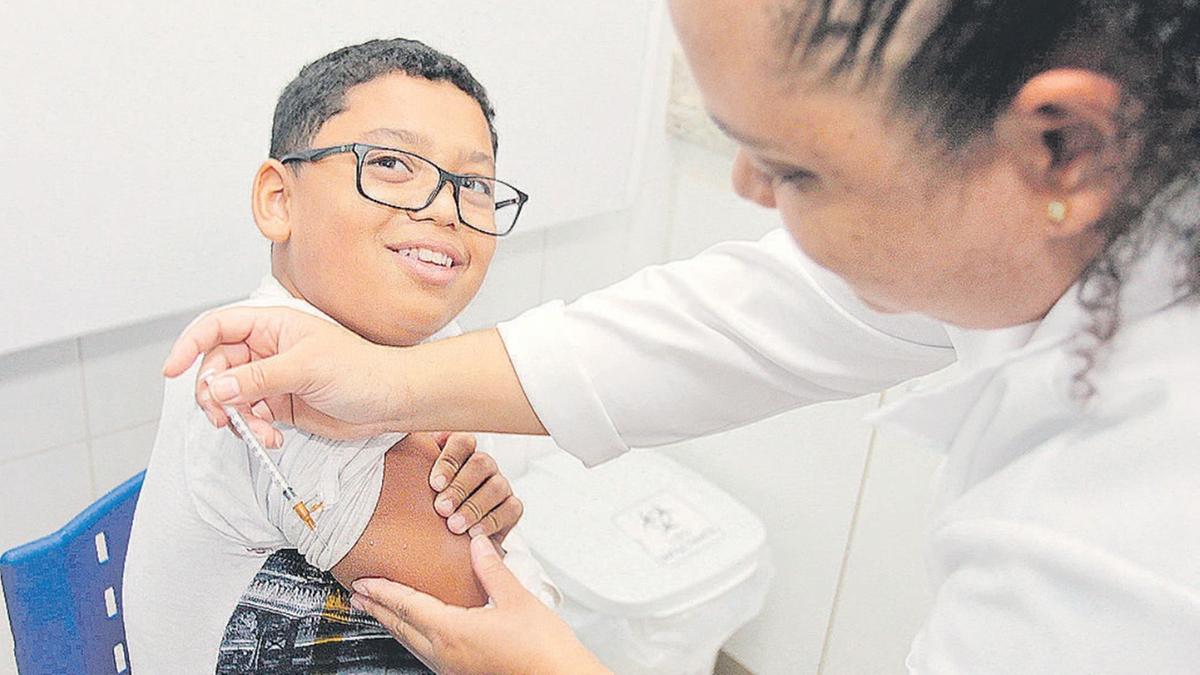 Público-alvo do imunizante é composto por crianças e adolescentes de 10 a 14 anos; não é preciso realizar agendamento para receber a dose, basta levar documento de identidade com foto (Rodrigo Zanotto)