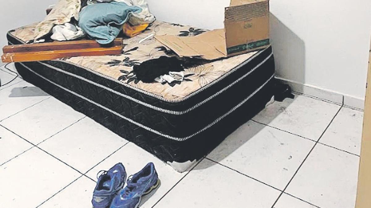 Colchão onde um dos trabalhadores dormia; alojamento não contava com água potável, fogão e nem armários para a guarda de pertences pessoais (Divulgação MPT)