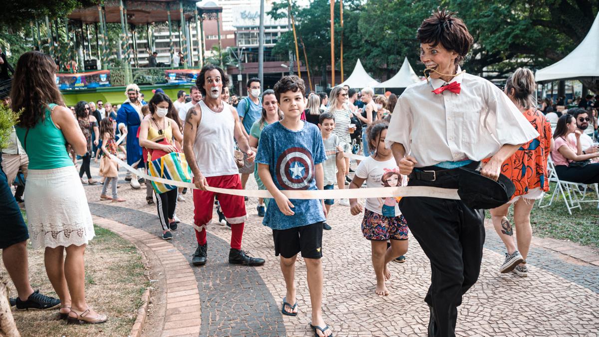 No espetáculo no Centro Cultural Casarão, a Família Burg mistura elementos do picadeiro às tradições caipira e junina, típicas desta época do ano (Dalton Yatabe)