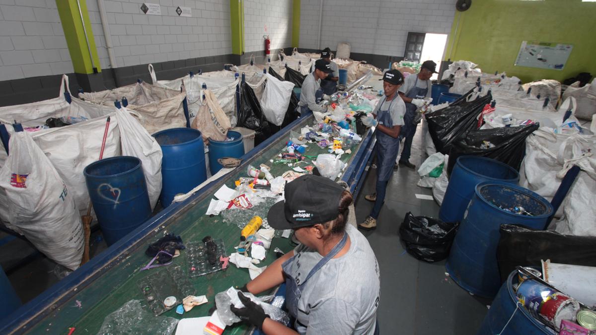 Desde março deste ano já foram mais de 200 mil embalagens recuperadas, limpas, abertas, completamente higienizadas e destinadas para a cooperativa; iniciativa surgiu por intermérdio da ONG Espaço Urbano, que nasceu há 10 anos em São Paulo com o objetivo de aproximar empresas e agentes políticos em ações de conservação ambiental (Rodrigo Zanotto)