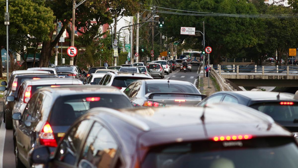 Mesmo com o sinal verde, veículos permanecem parados na Avenida Orosimbo Maia, em um final de tarde da última semana; Campinas tem pelo menos 15 pontos de lentidão no trânsito (Kamá Ribeiro)