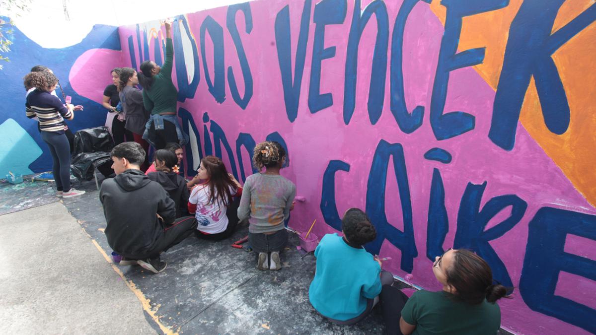 Uma das iniciativas dos voluntários que participaram da ação de ontem foi escrever frases motivadoras nos espaços revitalizados, como "Unidos venceremos; desunidos cairemos" (Rodrigo Zanotto)