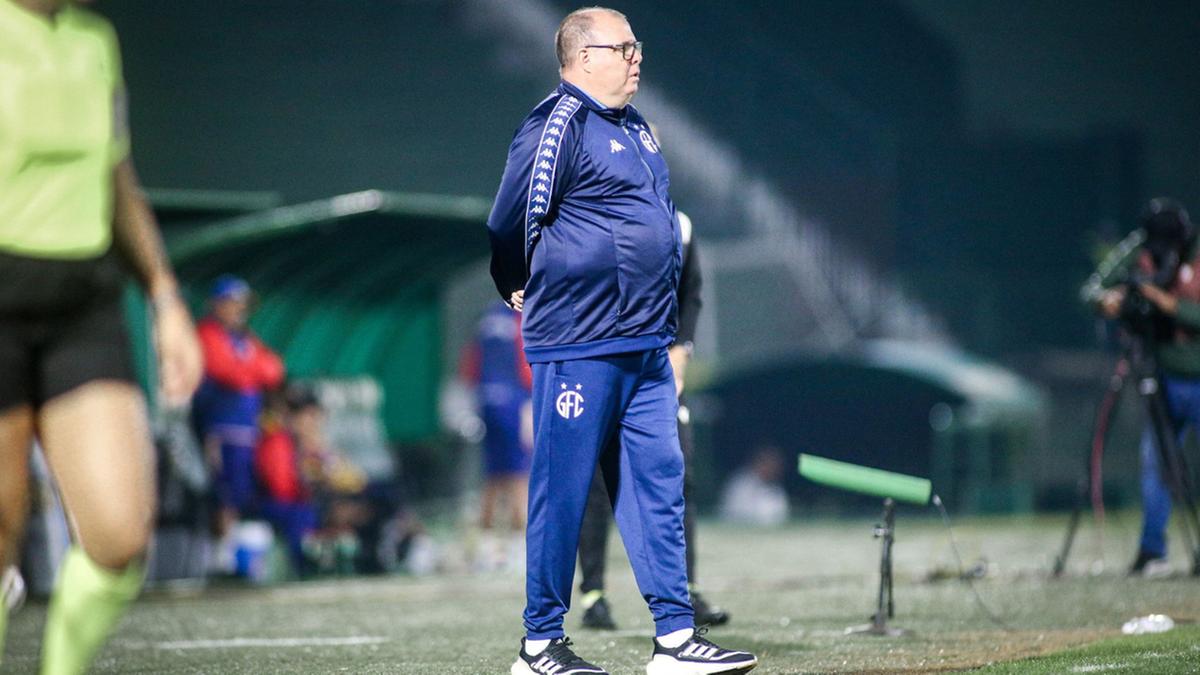 O comandante bugrino durante a vitória diante do Itabaiana, no Brinco: dois tempos distintos (Raphael Silvestre/Guarani FC)