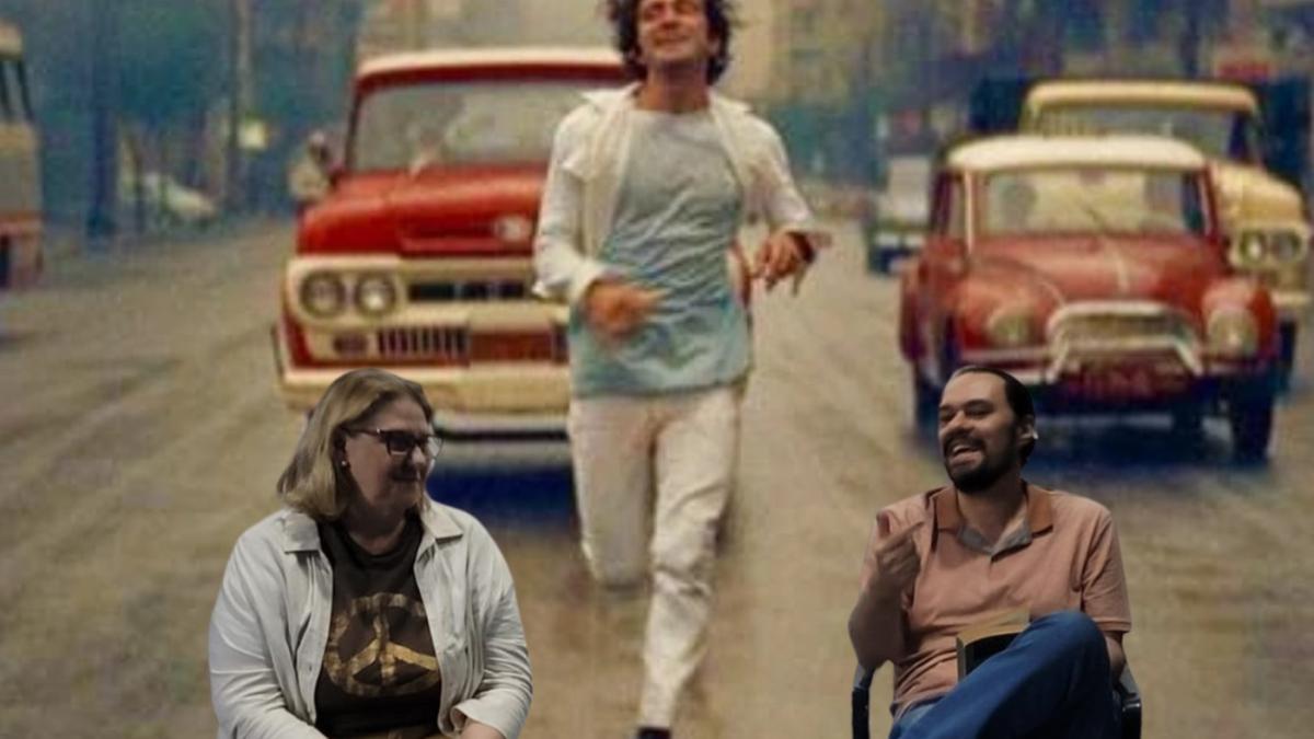 Os curadores da mostra ‘Tributo a Cacá Diegues’ — Cláudia Bortolato e Ricardo Pereira — em frente à cena do filme ‘Os Herdeiros’ que será exibido hoje (Divulgação)