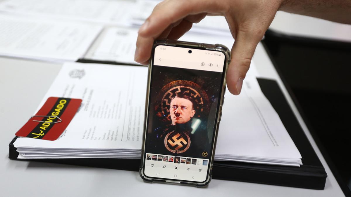 O acusado guardava vários objetos com referências ao nazismo, neonazismo, separatismo e outros conteúdos semelhantes (Kamá Ribeiro)