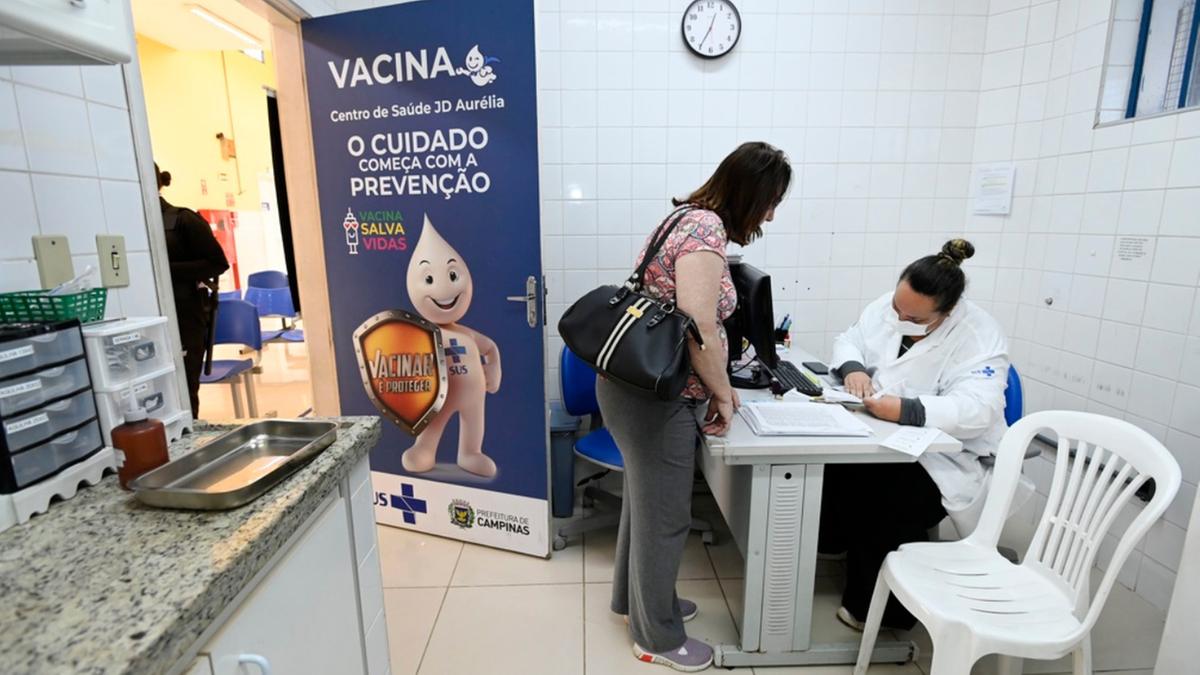 Paciente durante atendimento no CS Aurélia, em Campinas (Rogério Capela)