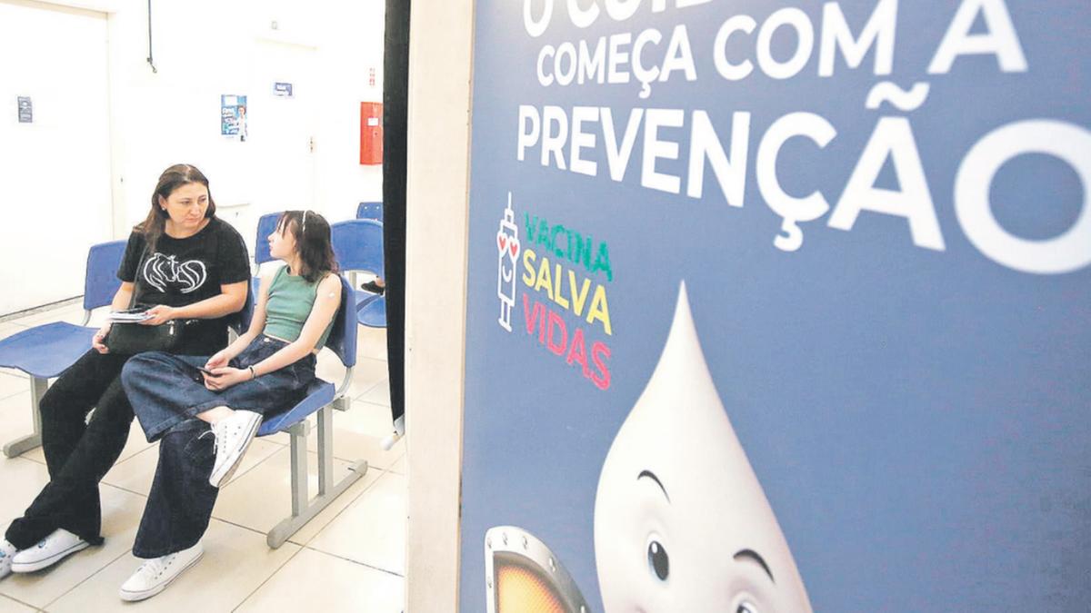 Ana Paula Grigolon e Ana Beatriz Grigolon Lima, mãe e filha, aproveitaram a sexta-feira para atualizar as respectivas carteirinhas de vacinação; Ana Paula recebeu doses de vacinas contra a gripe e tétano, enquanto Ana Beatriz, de 10 anos, foi vacinada contra a gripe e contra a dengue (Kamá Ribeiro)
