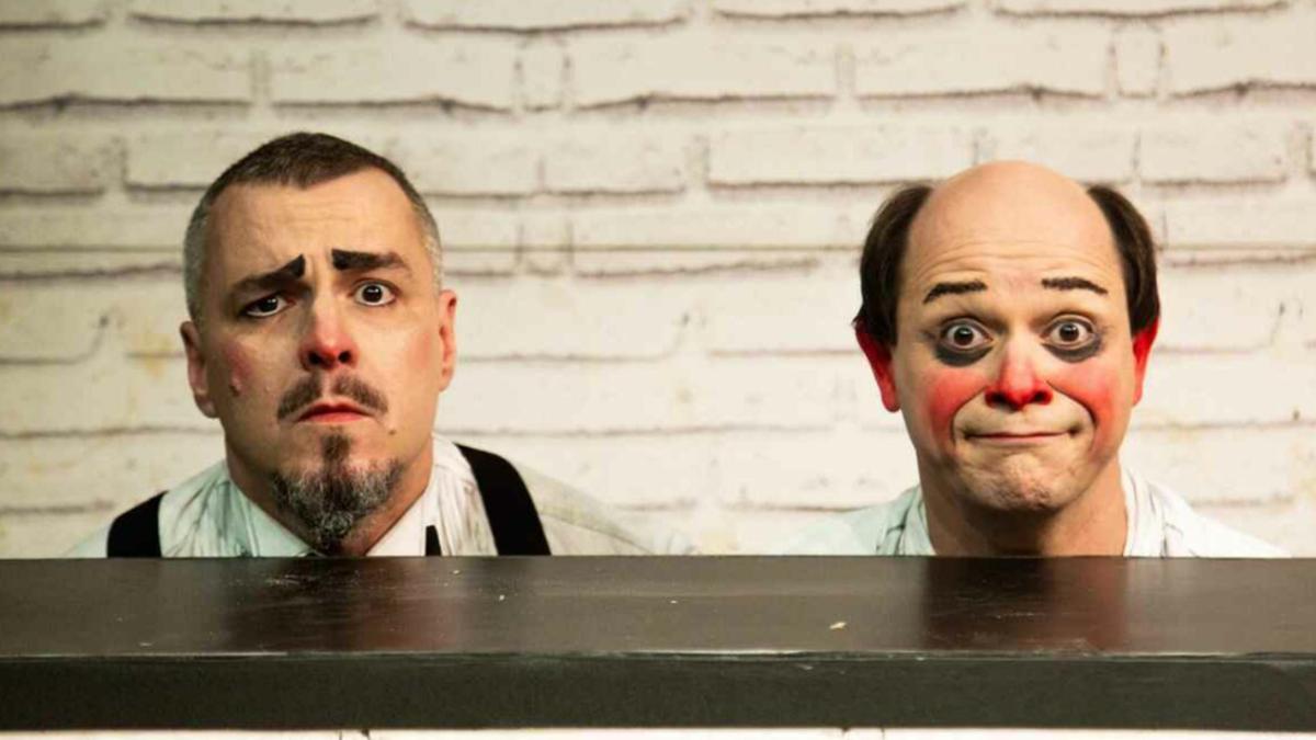 No palco, a dupla Esio Magalhães e Vitor Poltronieri vivencia momentos de trapalhadas, tombos, quedas, provocações e, sobretudo, de erros, para a alegria do público (Jennifer Glass)