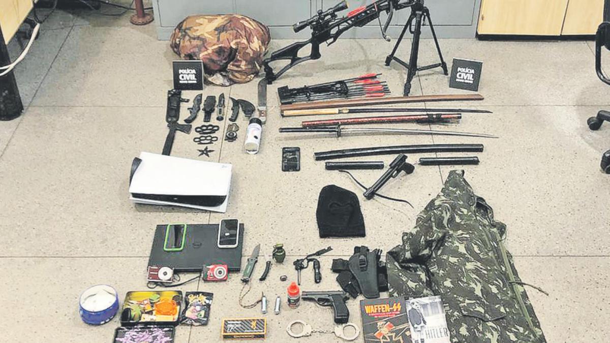 Foram apreendidas armas brancas, como facas, machadinha, canivetes, espadas e socos-ingleses, além de sprays e fardamento militar (Divulgação)