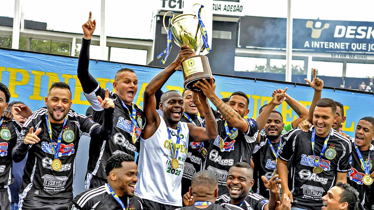 Jogadores do Morro levantam a taça e celebram a conquista do Campeonato Amador RMC 2025 (Thiago Pires Photo)