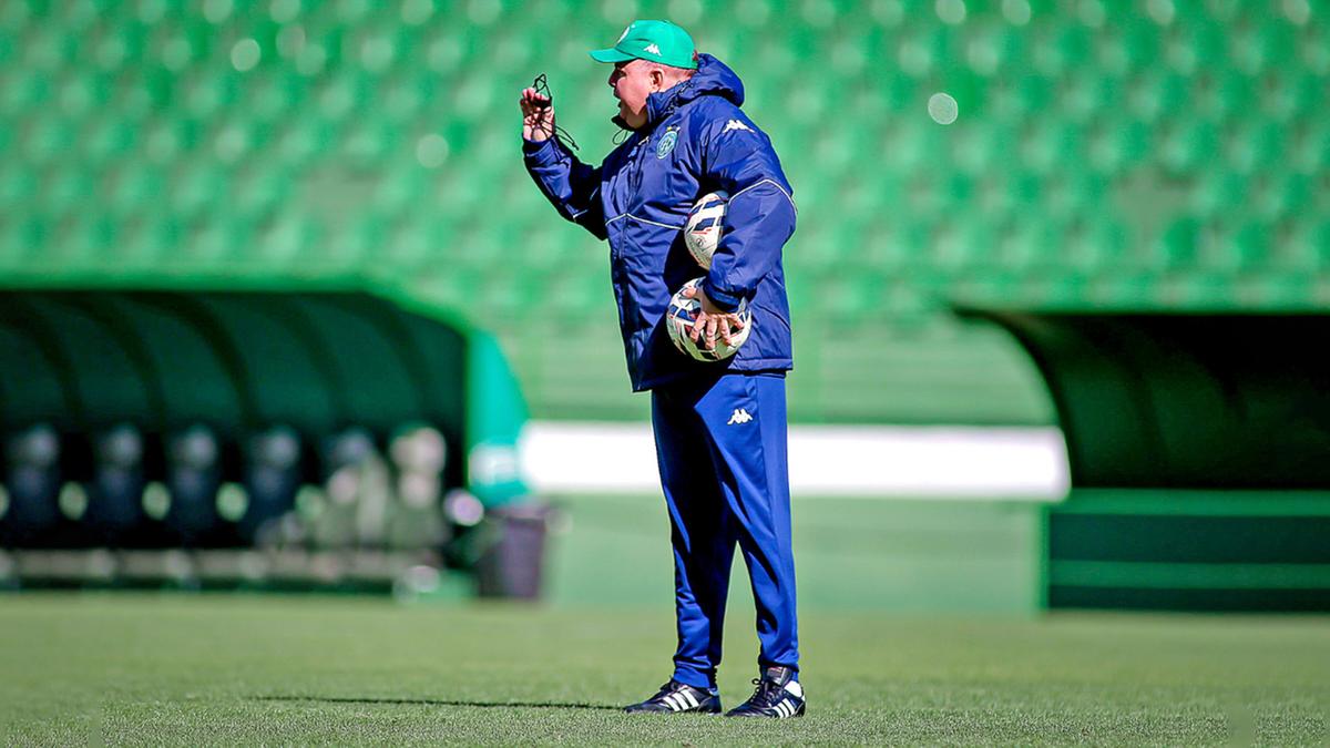 O técnico Marcelo Fernandes lembra que a diferença de pontuação para o Z4 ainda é baixa (Raphael Silvestre\Guarani Fc)