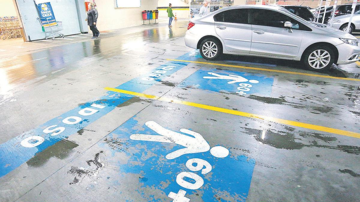 Atualmente, a Emdec tem livre acesso ao estacionamento do shopping para fiscalizar e multar carros estacionados em vagas exclusivas (Kamá Ribeiro)
