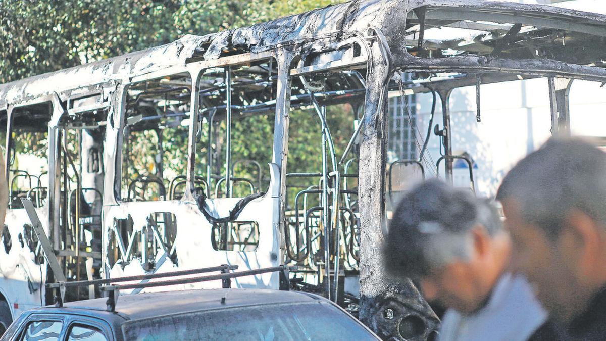 O ônibus incendiado atende a uma linha que é de responsabilidade da Cooperativa Cotalcamp, com sede no Jardim Santa Genebra (Kamá Ribeiro)