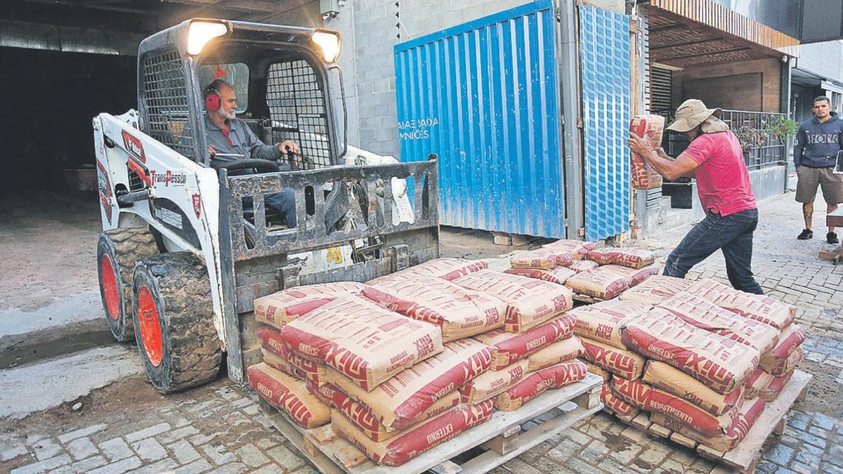 Segundo as regras municipais, obras com emissão de ruídos somente podem ser realizadas entre 7h e 19h, conforme estipulado no alvará de execução; após esse horário, qualquer atividade barulhenta é considerada perturbação do sossego público e está sujeita a penalidades (Kamá Ribeiro)