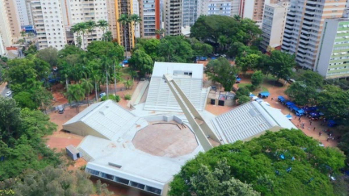 Tanto o Teatro de Arena como o Teatro Interno do Centro de Convivência serão cercados; segundo a Prefeitura, o cercamento não abrangerá a área verde da praça (Divulgação)