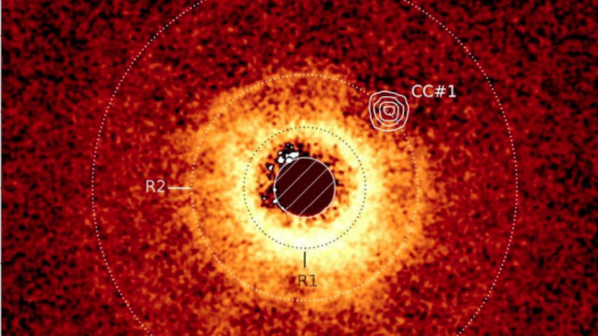 Imagem feita pelo telescópio James Webb de exoplaneta (à direita, no alto) que orbita a estrela TWA 7 (centro) (A.M. Lagrange et al/JWST/ESO/Reprodução Internet)