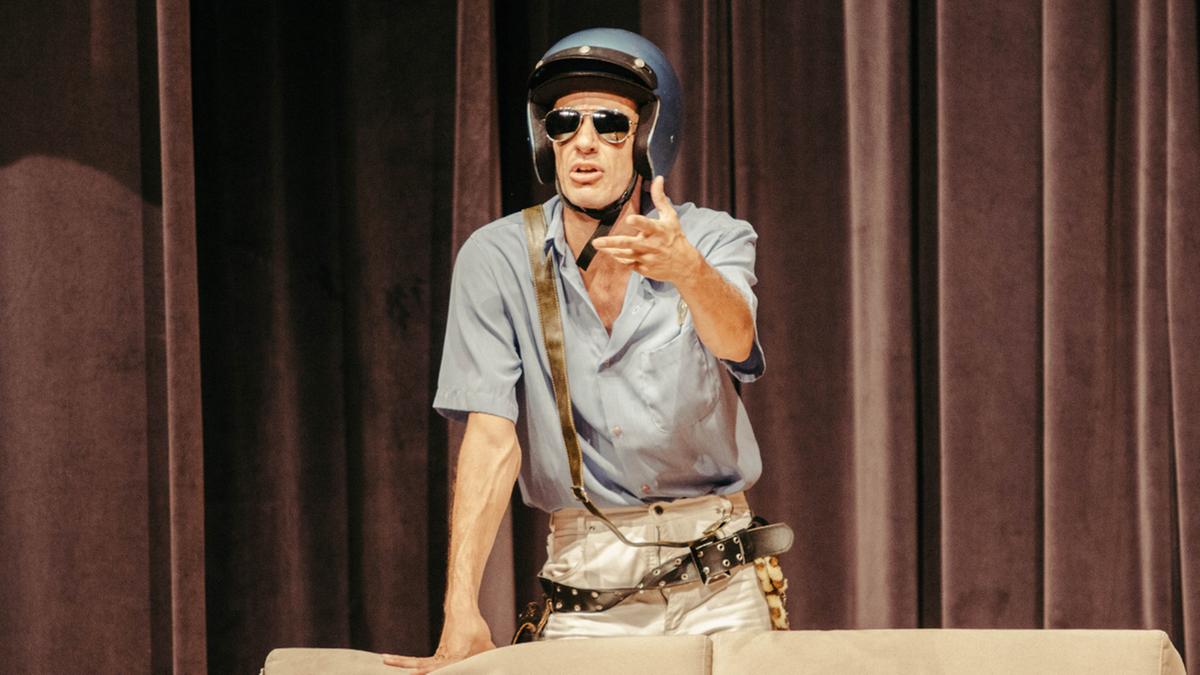 Personagens, como o motoqueiro, estão caracterizados como os membros da banda (Divulgação)