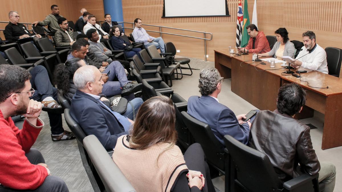 Vini Oliveira (de costas, à direita) disse esperar que os demais integrantes do Legislativo tenham a mesma avaliação na próxima terça-feira, quando o parecer e o relatório serão levados ao Plenário da Câmara (Câmara Municipal de Campinas)
