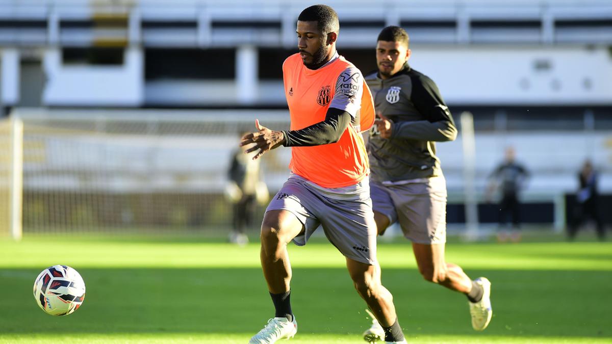 Emerson Santos (em destaque) volta a ocupar um lugar na zaga (Marcos Ribolli)