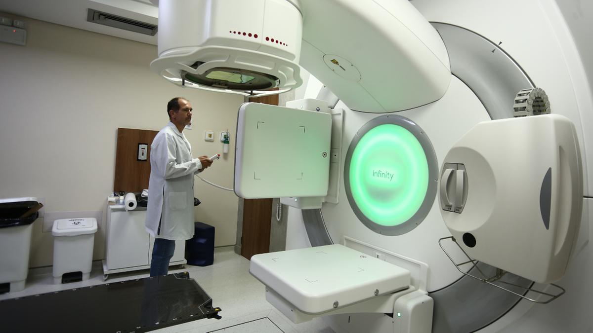 O COC dispõe de estrutura multidisciplinar e de um dos mais modernos aceleradores do país para tratamento radioterápico (foto); especialistas do Centro de Oncologia Campinas, com sede em Barão Geraldo, estarão disponíveis para atendimento na Santa Casa (Kamá Ribeiro)