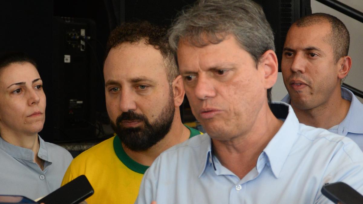Ao lado do governador, o prefeito de Sumaré, Henrique do Paraíso (de amarelo), elogiou a administração da Unicamp no hospital (Alessandro Torres)