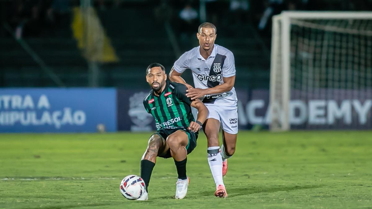 Lucas Cândido, autor do gol, em disputa de bola no duelo contra o Maringá, fora de casa (Divulgação)