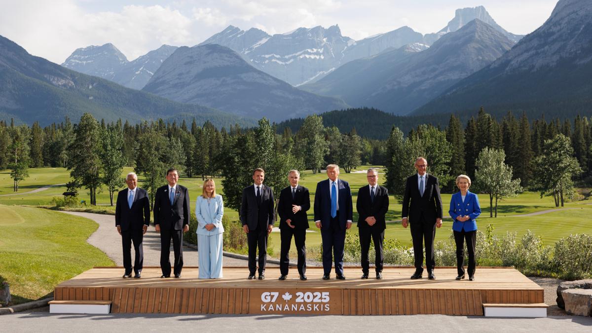 Líderes do G7 posam para a tradicional foto de família durante a 51ª Cúpula do grupo, realizada em 16 de junho de 2025, no chalé de montanha Kananaskis, no Canadá. Participaram do encontro o primeiro-ministro britânico, Keir Starmer; o presidente do Conselho Europeu, Antonio Costa; o primeiro-ministro japonês, Shigeru Ishiba; a primeira-ministra italiana, Giorgia Meloni; o presidente francês, Emmanuel Macron; o primeiro-ministro canadense, Mark Carney; e o presidente dos Estados Unidos, Donald Trump (Simon Dawson / No 10 Downing Street)