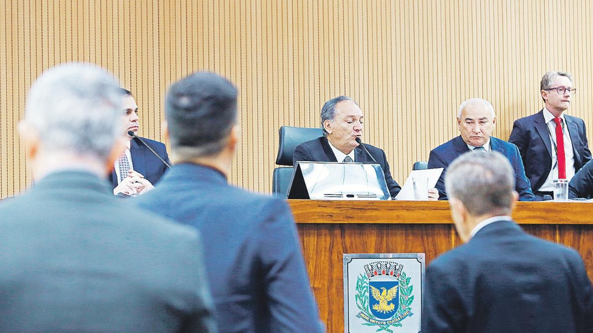 Atual presidente do Legislativo campineiro, Luiz Rossini (ao centro) anunciou no início da reunião ordinária a formalização do pedido de renúncia de Zé Carlos, possibilidade que já circulava nos bastidores desde a semana passada (Kamá Ribeiro)