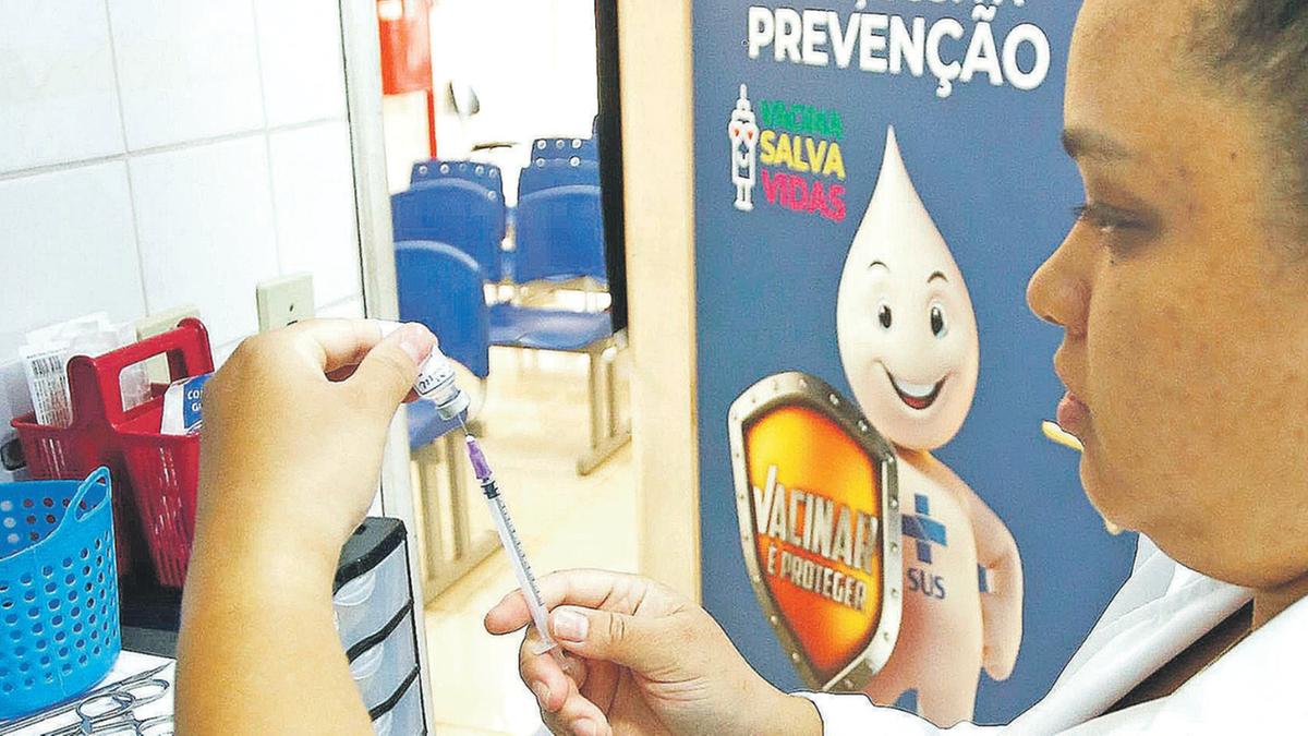 O esquema vacinal inclui duas doses da vacina meningocócica C, aplicadas aos três e cinco meses, e um reforço aos doze meses; com a atualização, esse reforço será feito com a vacina ACWY, que protege contra os sorogrupos A, C, W e Y (Kamá Ribeiro)