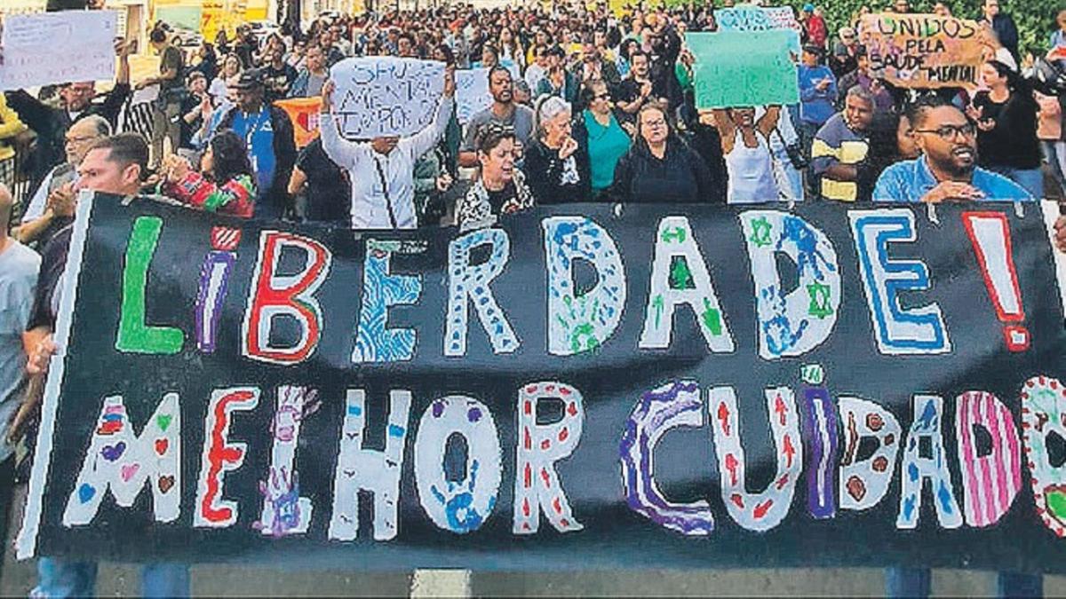 Usuários e funcionários dos serviços do Cândido Ferreira fizeram ontem um ato em frente ao Paço Municipa (Divulgação)
