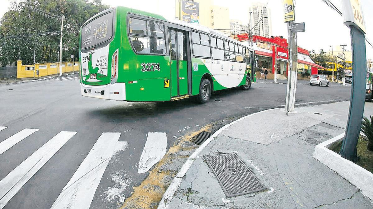 Ônibus da mesma linha (332) passa pelo exato local do princípio de incêndio horas após o ocorrido: ainda não há informações sobre as possíveis causas (Kamá Ribeiro)