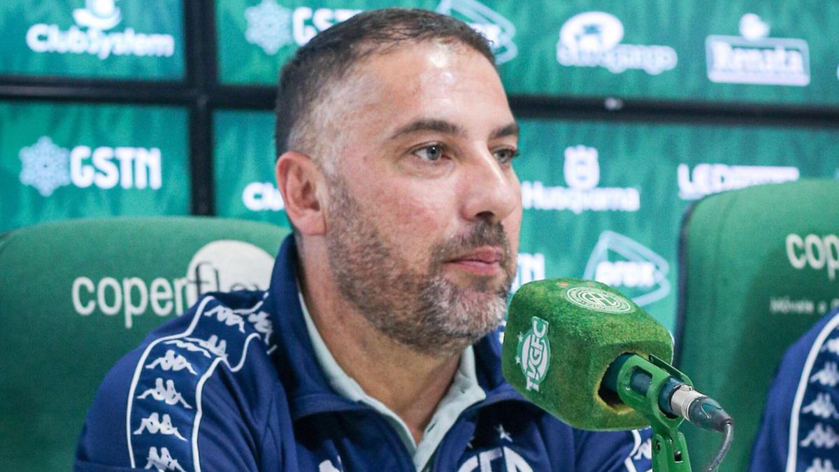 O executivo de futebol Farnei Coelho: de olho no mercado para qualificar o elenco (Paphael Silvestre/Guarani FC)