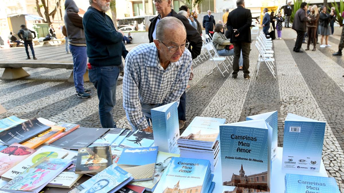 Durante a reinauguração do busto de Guilherme de Almeida, hoje, serão disponibilizados livros para doação (Carlos Bassan)