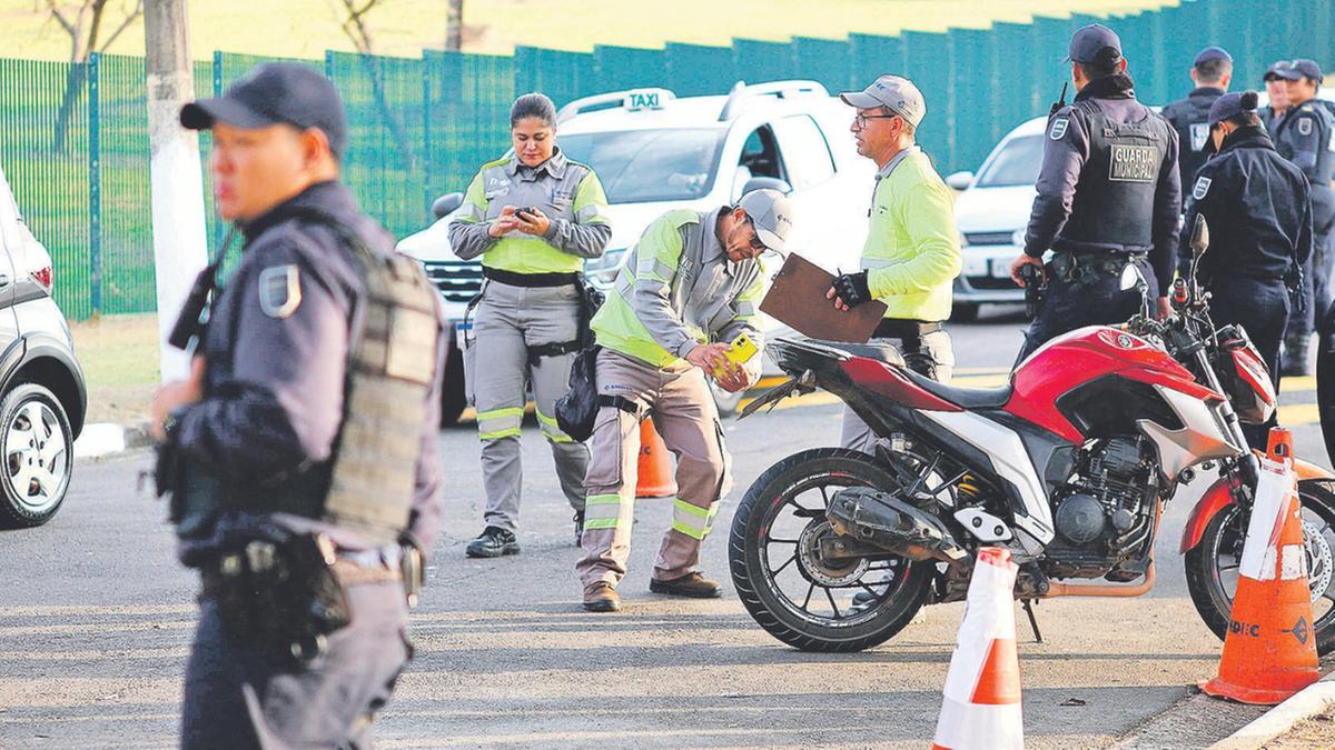 Do total de 6.002 infrações, 4.177 foram cometidas por motociclistas, grupo que é a principal vítima do trânsito campineiro; até maio deste ano, 14 dos 27 mortos em acidentes em vias urbanas eram motociclistas ou garupas (Kamá Ribeiro)