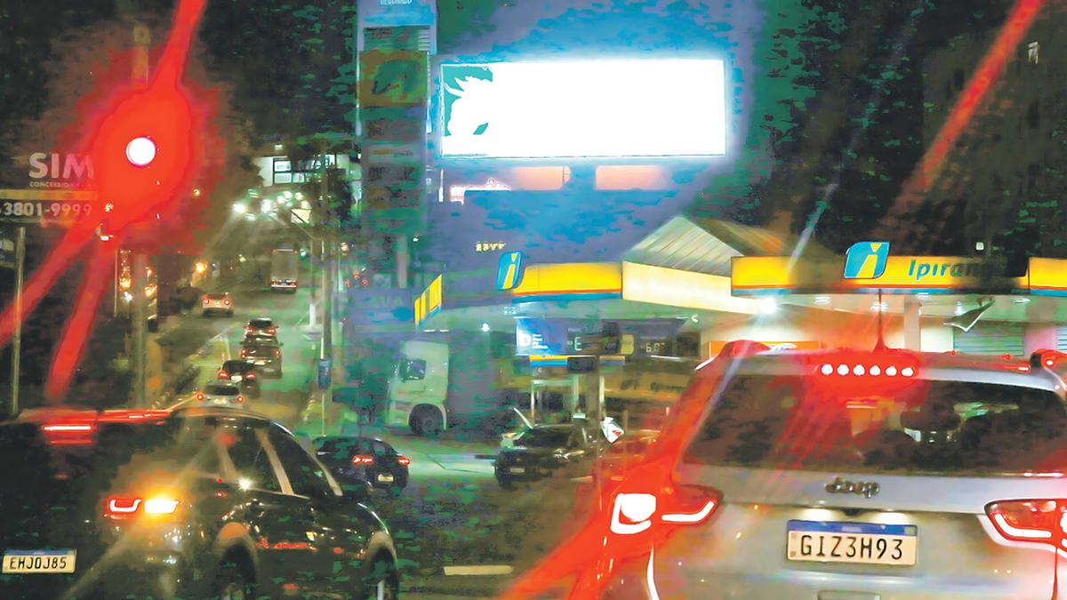 Pela nova regra, Instalações luminosas em áreas comerciais, industriais, estacionamentos, quadras esportivas e áreas de lazer de condomínios deverão possuir sistema de desligamento automático a partir das 23h (Kamá Ribeiro)