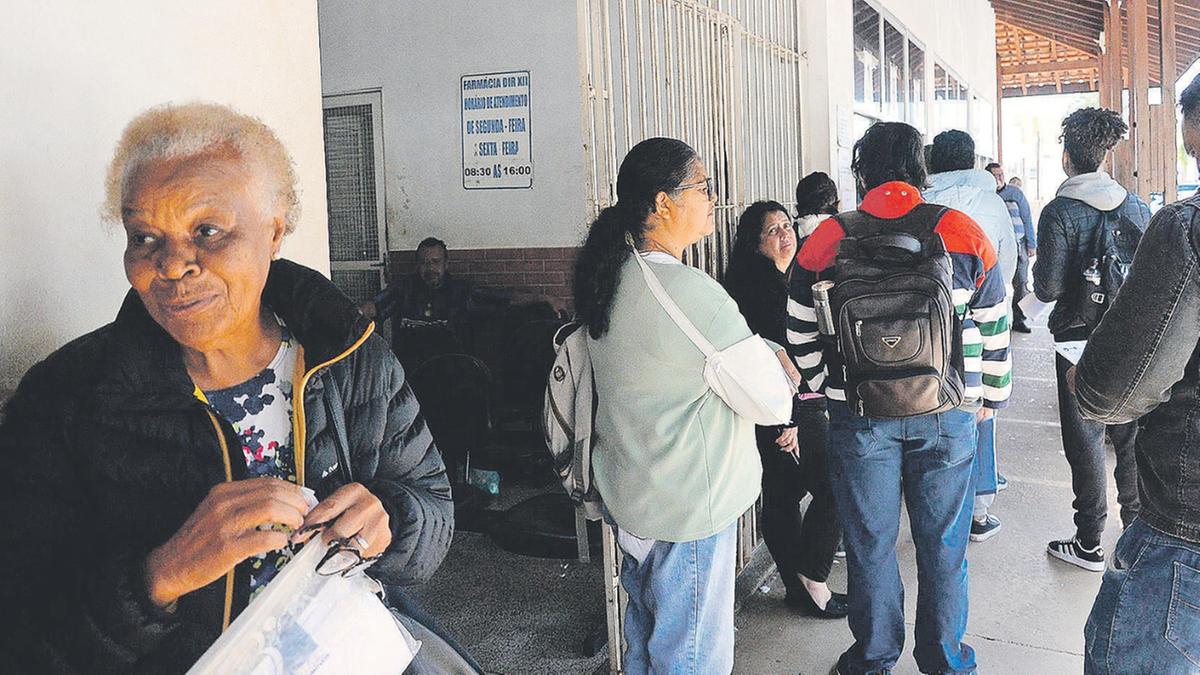 Na Farmácia de Alto Custo da Unicamp, pessoas fazem fila para retirar os medicamentos; o advogado Fábio Candella, especializado em Direito à Saúde, explicou que qualquer valor é passível de pedido ao acesso gratuito, desde que a pessoa ou a família consiga comprovar que não tem condições de adquirir o medicamento (Alessandro Torres)