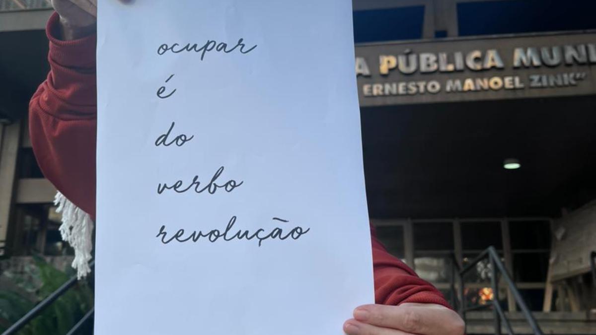 Frases e versos serão colocados pelos participantes em postes, muros e fachadas, para que venham a ser descobertos por qualquer pedestre (Divulgação)