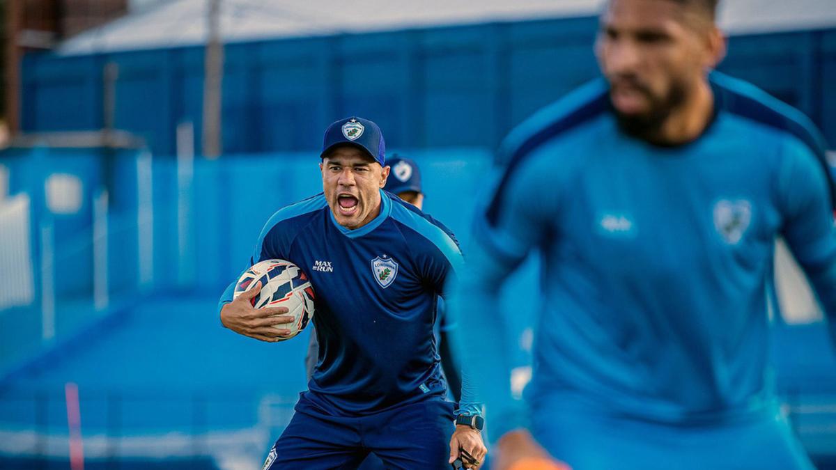 Roger Silva (à esquerda) fará, contra o Guarani, sua terceira partida no comando da equipe paranaense (Rafael Martins/Londrina EC)