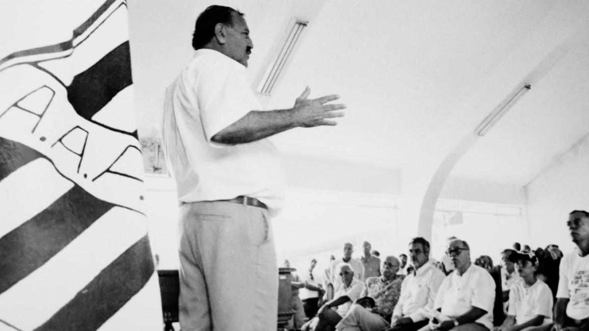 Presidente da Ponte Preta entre 1994 e 1995, Pedro Antonio Chaib discursa durante uma reunião do Conselho Deliberativo do clube; Peri revelou que nunca perdeu um jogo de Dérbi no Moisés Lucarelli, casa da Macaca (Pesquisa William Ferreira/Cedoc)